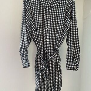 Susan Graver Petite 2x Printed Woven Houndstooth Button-Front Duster w/ Belt